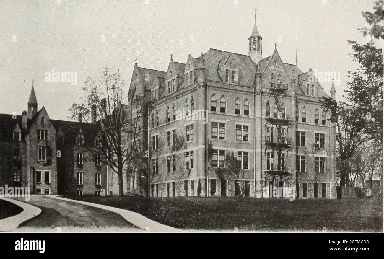 . Die Varsity Krieg Ergänzung 1917. H dass Kanada in diesen Krieg mit zwanzigtausend Männer ein paar Stunden, nachdem England engagiert wurde und haspoured sie über den Ozean in einem stetigen Strom seit, nicht weil sie fürchtete Invasion und Unterwerfung, nicht weil auseshe wäre wohlhabender, Nicht einmal, weil Deutschland eidesstattliche Verträge verletzt hat, sondern weil sie Englands und dem Britischen Reich loyal war. Und heute nimmt die Regierung Kanadas, nachdem die Blüte des Landes verschwunden ist, das Beste, was vorhanden ist, nicht weil Kanada sie ersparen kann, sondern weil unsere Ehre als Nation uns bindet, Lücke zu leiden Stockfoto