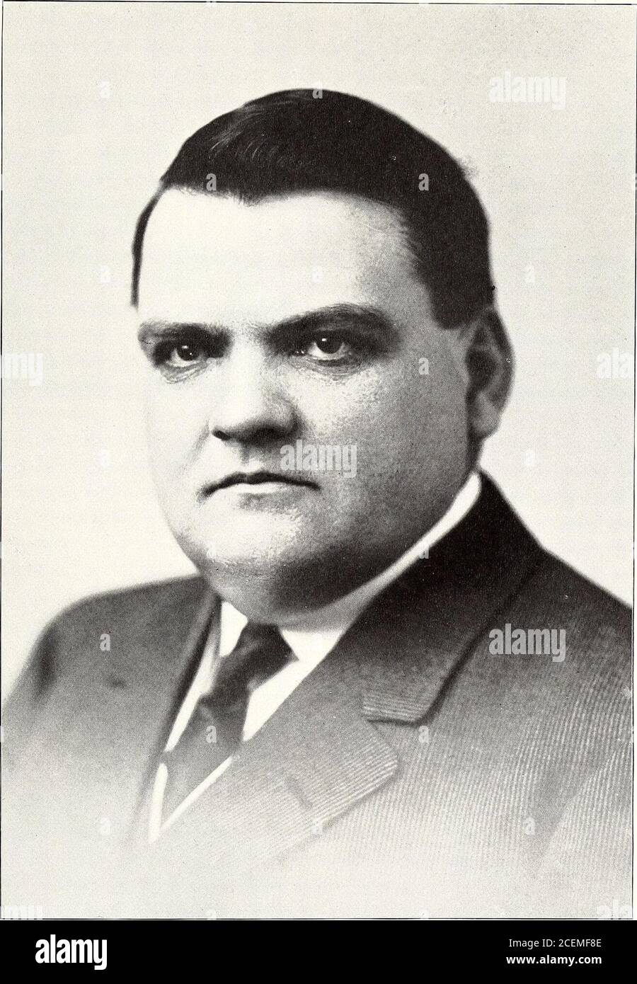 . Bemerkenswerte Männer von Illinois und ihrem Staat. RAYMER, WALTER J., Chicago Western Sales Manager der American Pin Co., Waterbury, Connecticut, wurde am 21. Juni 1864 in Woorlstock, Ontario, Kanada geboren. Er kam im Mai 1881 nach Chicago und trat sofort in das Handelsgeschäft ein, wo er seine jetzige Position seit 1890 innehat. Er wurde in den stadtrat gewählt, 1898, und bcfwicii tiiat Jahr und 19l) Fi vertreten die l.ith, und später die 28, ward als Ratsherrn. Ein Republikaner, wurde er nppojiiled durch Bürgermeister Buss-;e le^ Leiter der Abteilung für Lieferungen im Mai, 1907, Rücktritt dieser Post tobecome comi.ssioner der Schiene Stockfoto