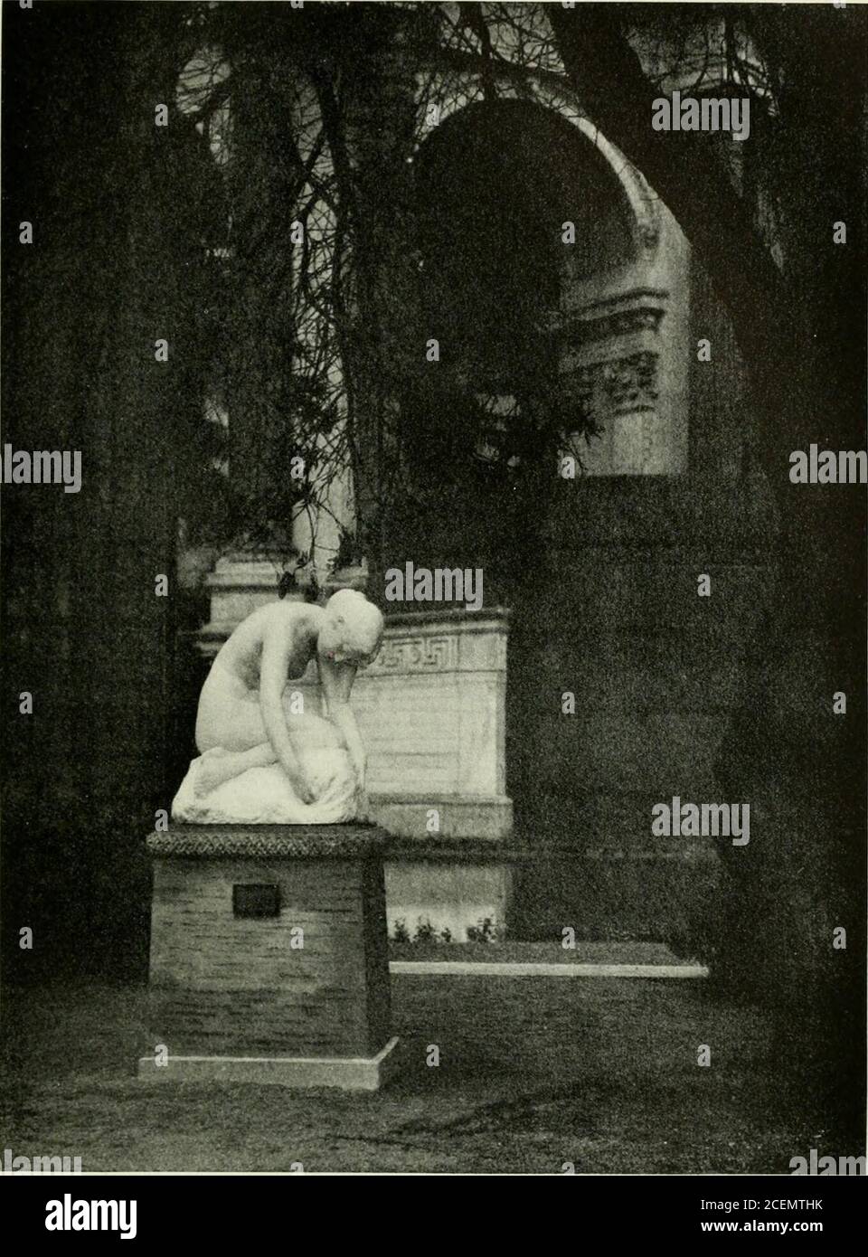 . Die Geschichte der Ausstellung, die offizielle Geschichte der internationalen Feier, die 1915 in San Francisco stattfand, um der Entdeckung des Pazifischen Ozeans und dem Bau des Panamakanals zu gedenken. o dass er auf die Sammlungen von Museen und von Einzelpersonen in der ganzen Welt zurückgriff, Und dann so klassifiziert die verschiedenen Elemente, dass sie in logischen und sequenziellen Beziehung zueinander stehen sollten. Er übernahm die Verantwortung für seine Abteilung gegen Ende 1912, und legte einen allgemeinen Plan der erstaunlichen Arbeit vor ihm, in dem Hewa unterstützt durch seine breite Kenntnis des Feldes, sein Freispruch Stockfoto