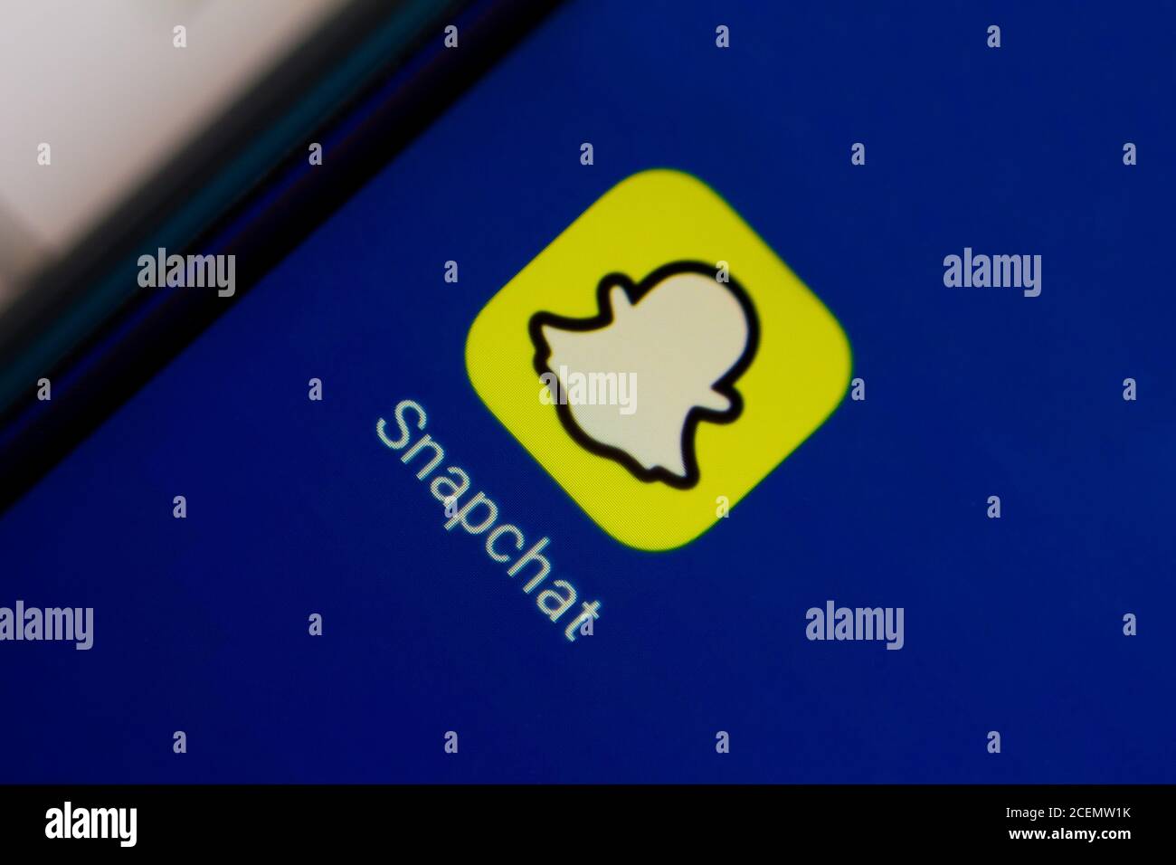 In dieser Abbildung wird ein Symbol der Snapchat-App auf einem Smartphone angezeigt. Stockfoto