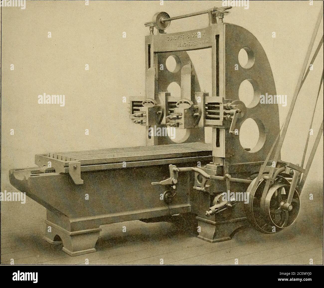 . Cassier's Magazin. da ein besonders schweres Schneiden erforderlich ist, ist ein 6uter-Träger für den Arm montiert.ein, zwei oder drei Werkzeugkästen sind angebracht, ein oder zwei am Arm und ein auf der Seite. In Maschinen dieser Klasse ist der Vorteil der Aufgeschlossenheit, da die Probleme der schnellen Rückkehr und der beweglichen Arbeit wie im Alltäglichen bleiben. Maschinen, bei denen das Werkzeug während der Arbeit stationär ist, aber in denen die Gehäuse, geschraubt, auf senkrechten Fahrwegen gleiten, die den Tisch flankieren, und die Helfer mit ihnen auf einer Plattform gefahren sind, asin Grobblech, Kantenhobelmaschinen.M Stockfoto