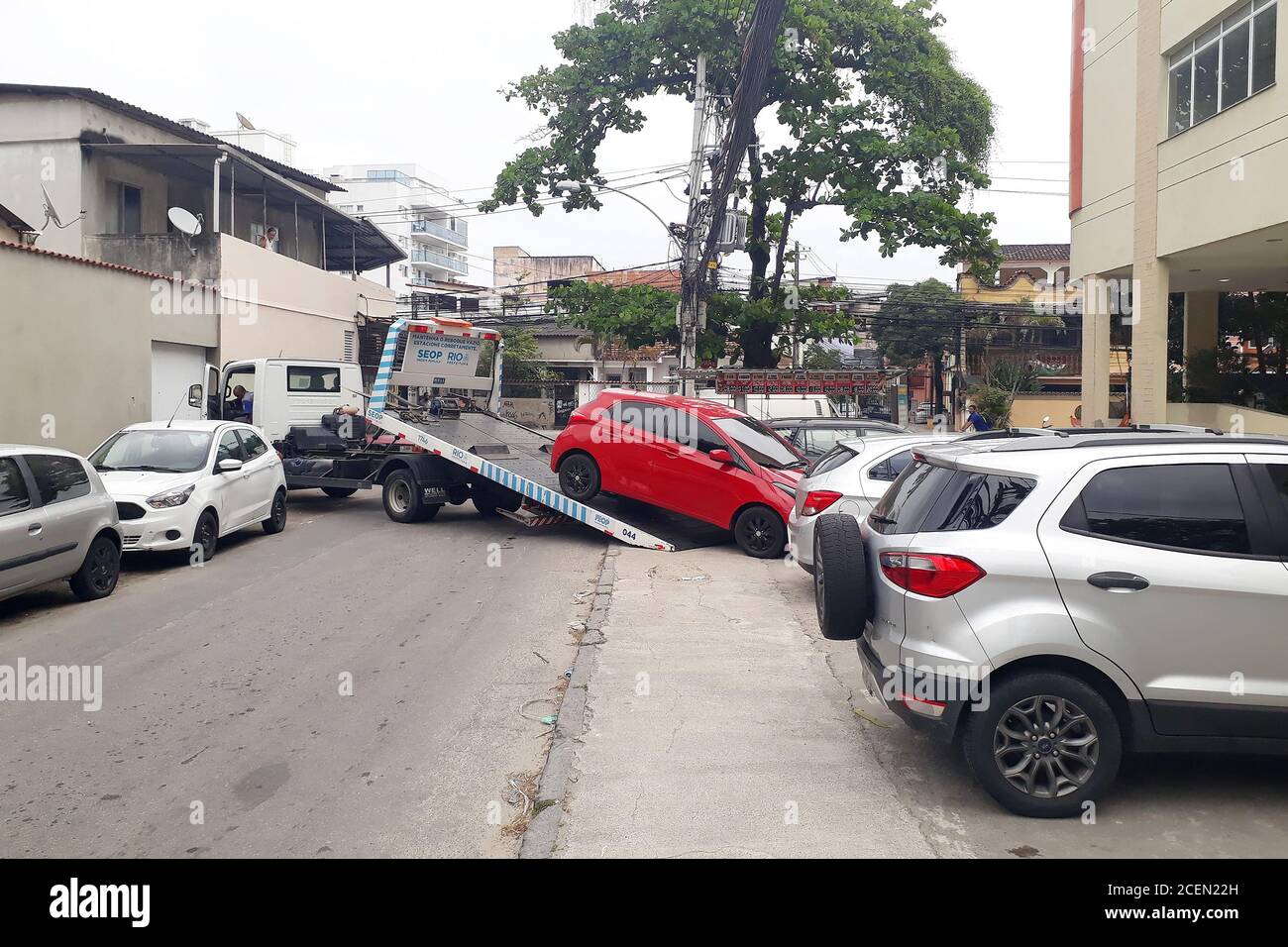 Rio de Janeiro, Brasilien, 1. September 2020. Auto wird von der Stadtwache geschleppt, für das Parken in einem verbotenen Ort auf der Westseite der Stadt R Stockfoto