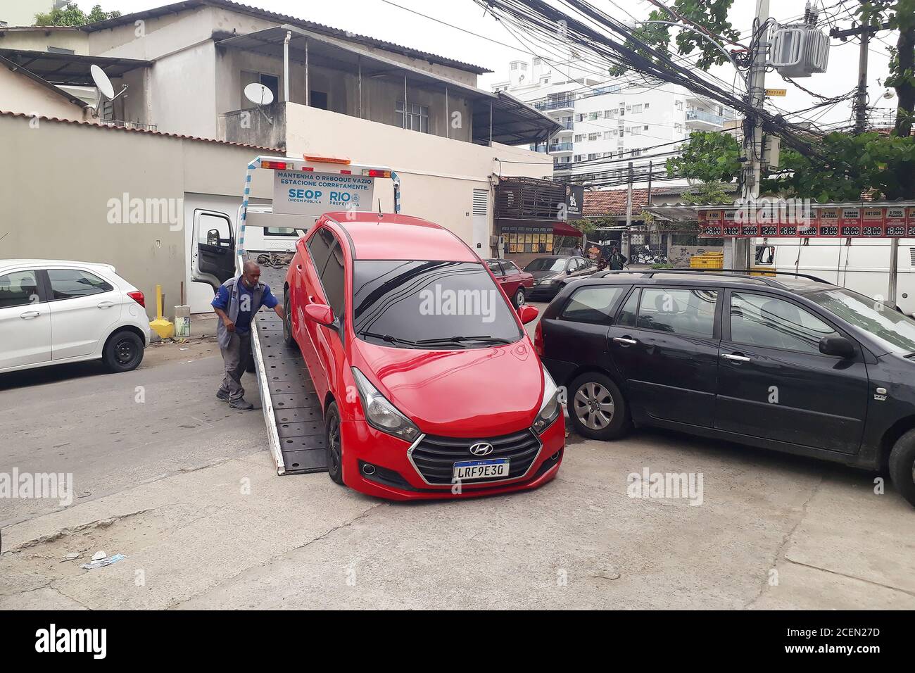 Rio de Janeiro, Brasilien, 1. September 2020. Auto wird von der Stadtwache geschleppt, für das Parken in einem verbotenen Ort auf der Westseite der Stadt R Stockfoto