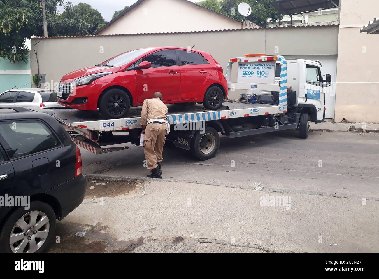 Rio de Janeiro, Brasilien, 1. September 2020. Auto wird von der Stadtwache geschleppt, für das Parken in einem verbotenen Ort auf der Westseite der Stadt R Stockfoto