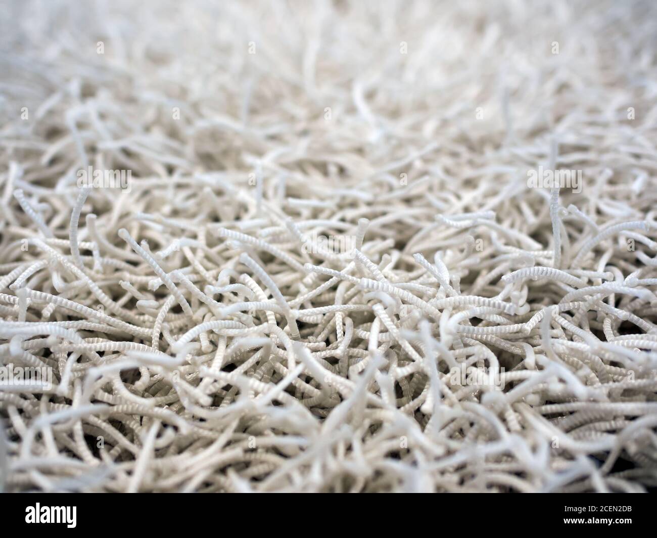 Ein Fragment eines Teppichs mit einem langen Seilstapel Stockfoto