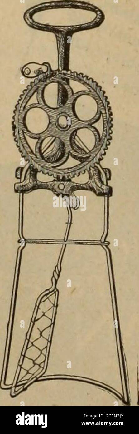 . Hardware Merchandising Januar-Juni 1900. Was neu in j, eine neue Compositonimprovement auf . .il Auskleidungen, ist ein nicht-Leiter und . .Wasserdicht. Der Metallauskleidungspre- vent verschüttete Flüssigkeiten oder Feuchtigkeit in Holzarbeiten und vermeidet so das Aufquellen der Fugen und das Sauen der Holzarbeiten. Ein großer Accessoryto Sauberkeit. Ist die herausnehmbare Eisbox, die leicht abgesaugt werden kann. Der Lightning Expressan Egg Beater, der etwas Neues schlägt und etwas Gutes aus Naturholz mit soliden BronzeLocks und Scharnieren. Sehen Sie sich die Proben an, die unsere Reisenden tragen. DIE SKKI, Surprise Egg Lippe operiert Stockfoto