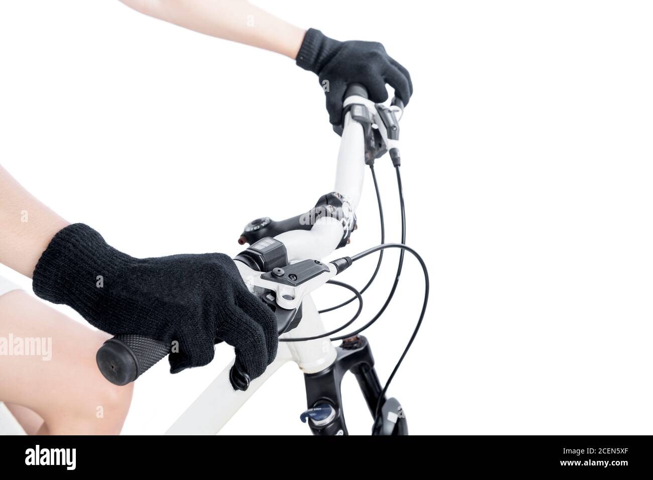 Frau mit Handschuh Reiten ein Fahrrad isoliert auf weißem Hintergrund Stockfoto
