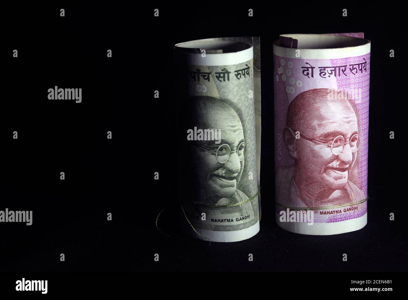 Neue indische Währung. 500 und 2000 Rupien-Noten. Indische Währung auf schwarzem Hintergrund isoliert. Stockfoto