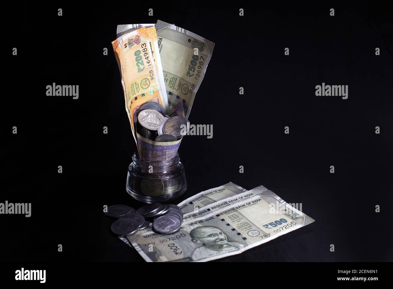 Neue und alte indische Währungen. 50, 100, 200, 500 Rupien-Scheine und Münzen. Indische Währung auf schwarzem Hintergrund isoliert. Stockfoto