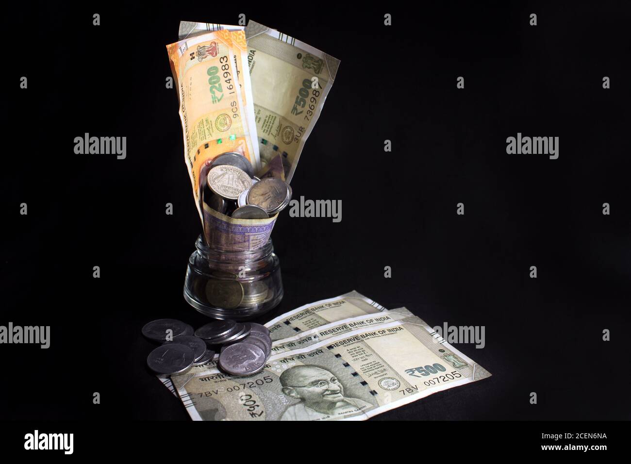 Neue und alte indische Währungen. 50, 100, 200, 500 Rupien-Scheine und Münzen. Indische Währung auf schwarzem Hintergrund isoliert. Stockfoto