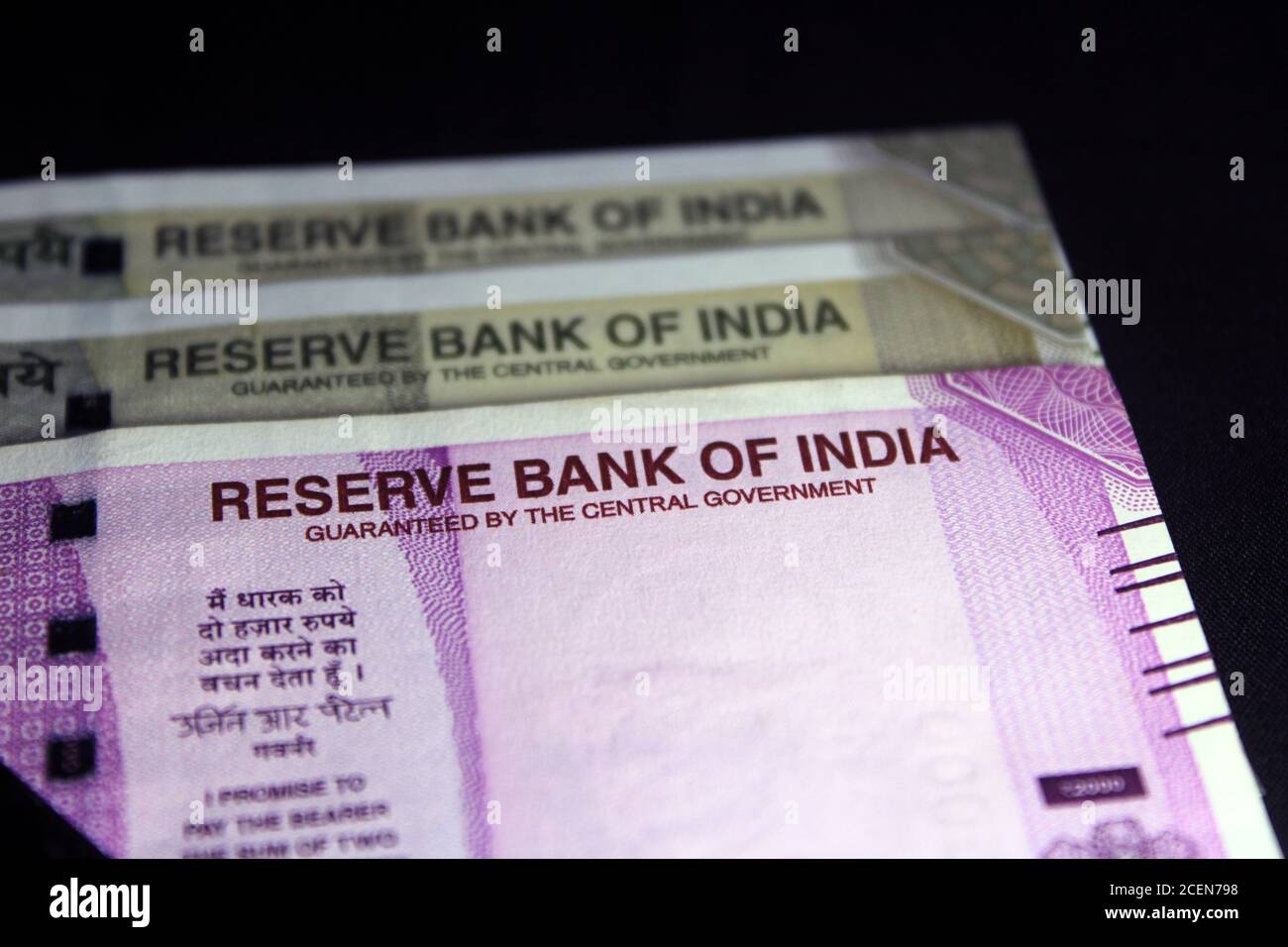 Neue indische Währung. 500 und 2000 Rupien-Noten. Indische Währung auf schwarzem Hintergrund isoliert. Stockfoto