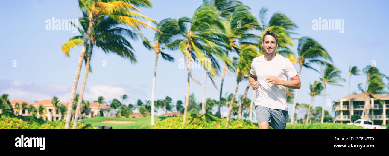 Läufer Laufen Mann Joggen im tropischen Sommer im Freien glücklich leben einen gesunden und aktiven Lebensstil. Panorama-Hintergrund mit Palmen, Jogger Stockfoto