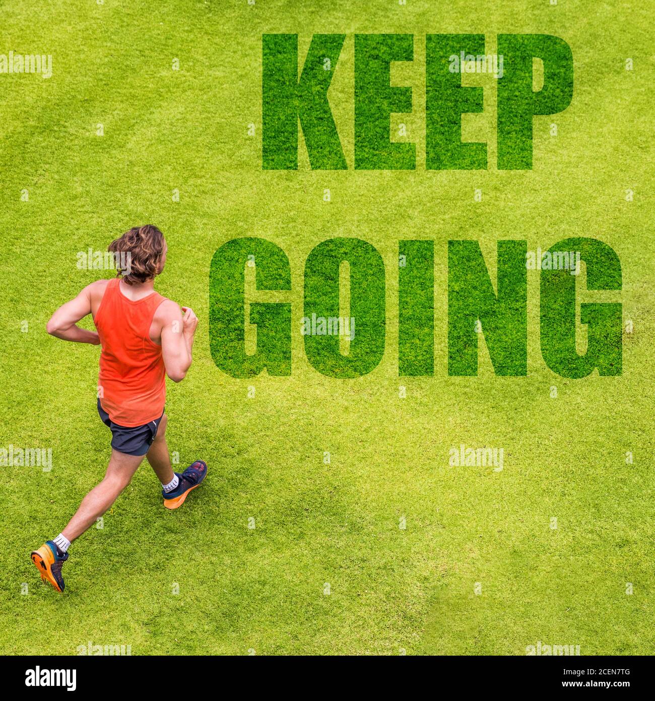 Running Fitness Inspiration Motivation Nachricht auf Gras Textur geschrieben. Mann Läufer mit Text WEITER AUF Hintergrund für motivierende Zitat Stockfoto