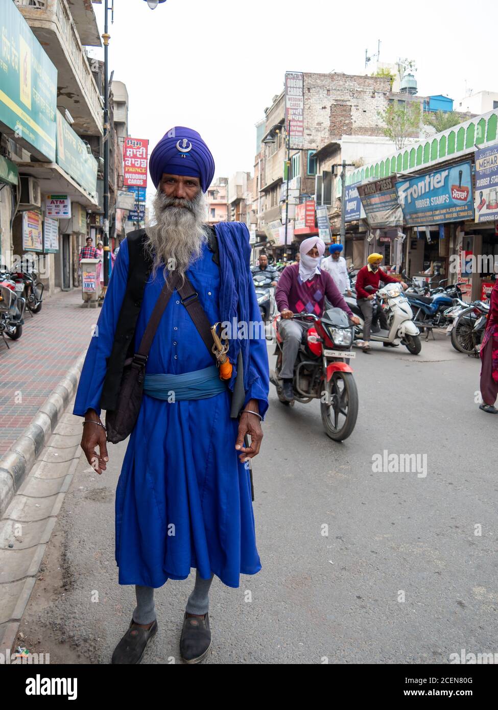 AMRITSAR, INDIEN - 18. MÄRZ 2019: sikh-Mann, der in einer Straße von amritsar steht Stockfoto