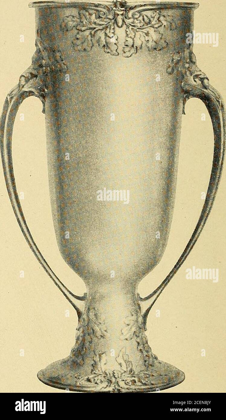 . Jachten und Segeln; eine Zeitschrift, die dem Aufbauen des edlen Yachtsports gewidmet ist. Trophäen, die für jede Art von Rennveranstaltung geeignet sind, erhalten besondere Aufmerksamkeit. NVE haben extra=gewöhnliche Einrichtungen für procIuc = ing einfache oder aufwendige Stücke, auch für die Herstellung von specialdesigns, wenn es so erwünscht ist. CariGspaiidGiioe Salicitc^d. aynard & Co., inc. ^le Boylston St.BOSTON = MffSS.. Stockfoto