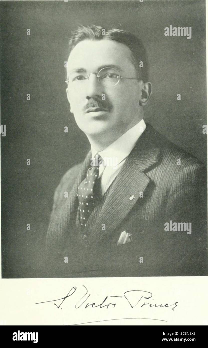 . Eine moderne Geschichte von New London County, Connecticut;. ic, Geschäftsmann, gründlich mit jedem Detail des Geschäfts er Alter, und ist einer der jungen Geschäftsleute von NewLondon, deren weiteren Aufstieg kann sicher vorhergesagt werden. Herr Vignot ist unabhängig im politischen Handeln, und Mitglied der St. Patricks römisch-katholischen Kirche, von Norwich. Er ist mit New LondonLodge, No. 360, Benevolent and Protective Orderof Elks, dem Thames Club, dem Rotary Club von NewLondon und der Handelskammer von NewLondon und Norwich verbunden. Herr Vignot heiratete im Juni 1906 Ellen Dickson aus New York City, Stockfoto