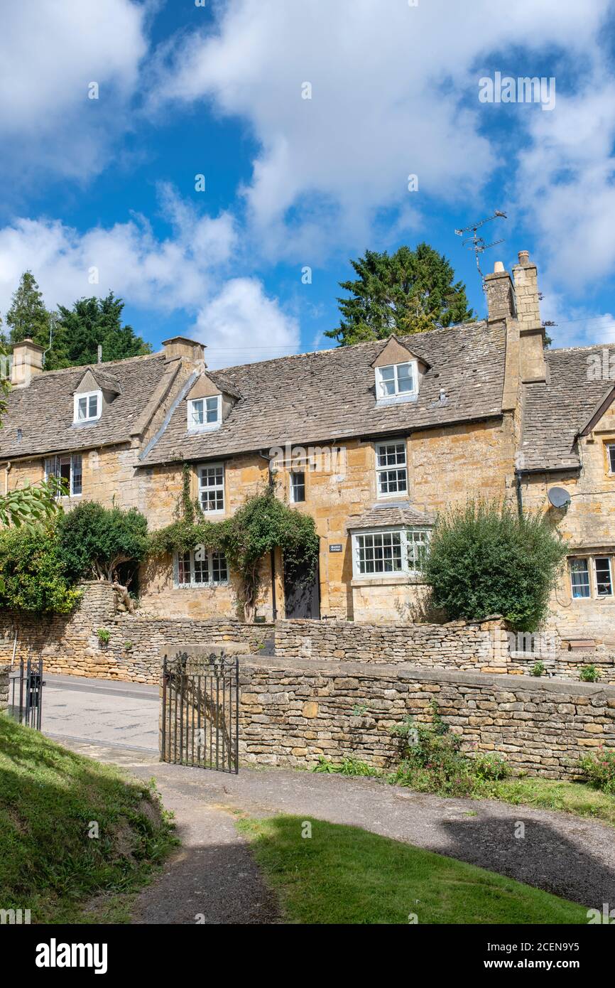 Cotswold Steinhütten in Bourton auf dem Hügel, Cotswolds, Gloucestershire, England Stockfoto