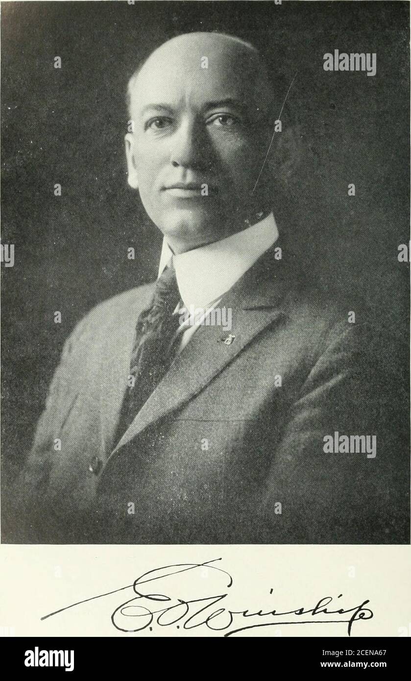 . Eine moderne Geschichte von New London County, Connecticut;. BIOGRAPHISCHE 121 merce. Of New London. Er war Mitglied des Vorstands der Associated Charities of NewLondon und der All Souls Church (Unitarian-Uni-versalist), New London, nachdem er achtzehn Jahre lang als Präsident des Kuratoriums gedient hatte.seine vorherrschenden persönlichen Merkmale waren die Geschäftsintegrität und der vollkommen quadratische und ehrliche Umgang mit Einzelpersonen. Er war ein Mann der unermüdlichen Industrie, waspublic-temperamentvoll, großzügig, ein Liebhaber von Haus und Familie, von scharfem Intellekt, und mital war besessen von einer großen Kapazität f Stockfoto