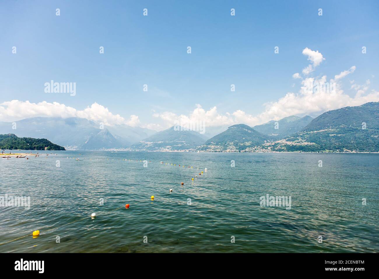 Wasseroberfläche des Comer Sees. Erholungsgebiet von Colico City. Strand am Comer See in Italien. Stockfoto