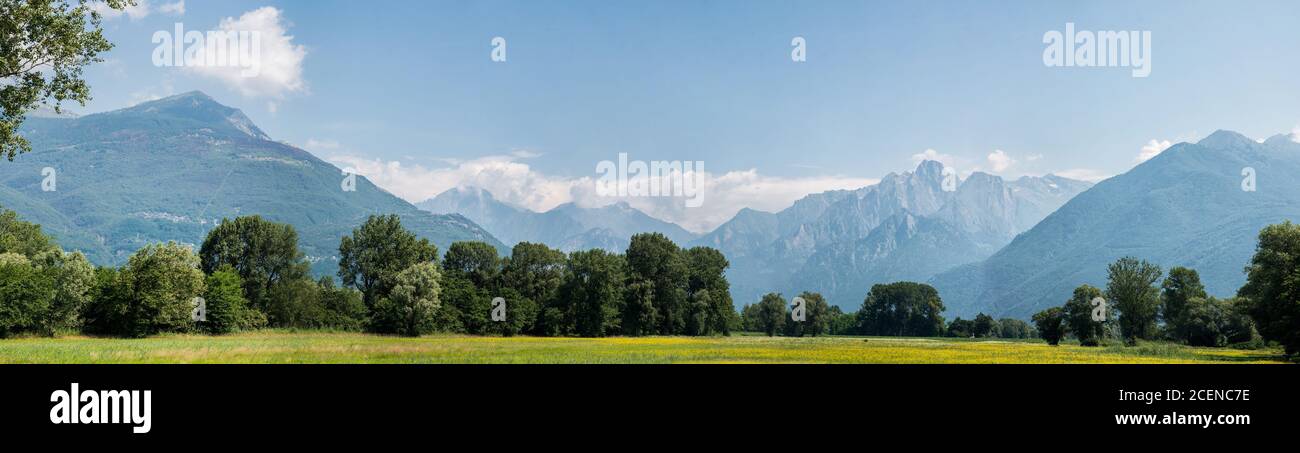 Malerische Alpen in der Nähe des Comer Sees. Colico City. Italien. Stockfoto