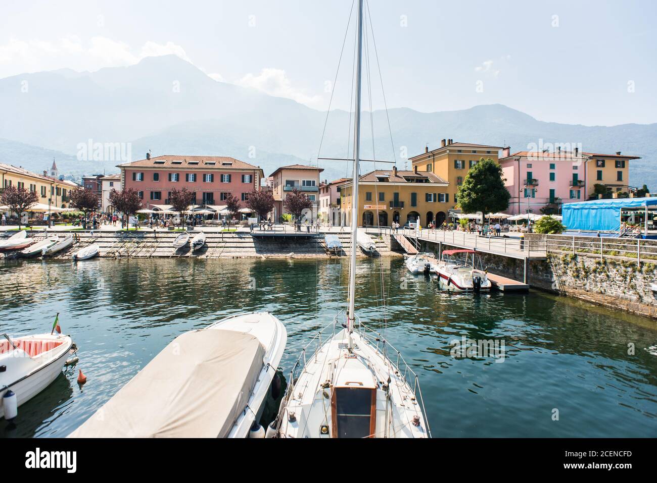 Comer See. Italien - 21. Juli 2019: Segelboote und Boote im kleinen Hafen von Colico City. Comer See in Italien. Hotels und Gebäude am Ufer des Comer Sees Stockfoto