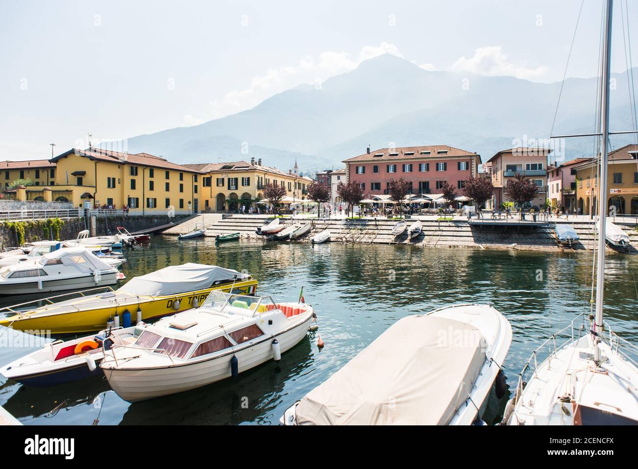 Comer See. Italien - 21. Juli 2019: Segelboote und Boote im kleinen Hafen von Colico City. Comer See in Italien. Hotels und Gebäude am Ufer des Comer Sees Stockfoto