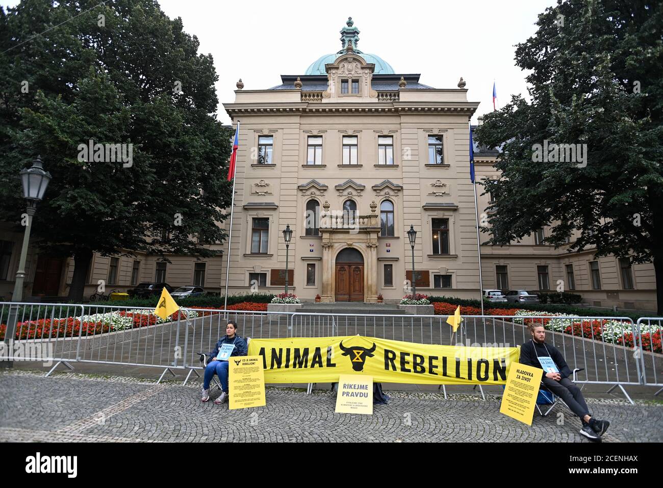 Prag, Tschechische Republik. September 2020. Die wöchentliche Protestveranstaltung Together for Life der Bewegung Animal Rebellion Czech Republic begann am 1. September 2020 mit einem mehrtägigen Hungerstreik vor dem tschechischen Regierungsbüro in Prag. Ziel ist es, die Öffentlichkeit über die Klimakrise und die Tierwirtschaft zu informieren und zu mobilisieren. Kredit: Michal Kamaryt/CTK Foto/Alamy Live Nachrichten Stockfoto