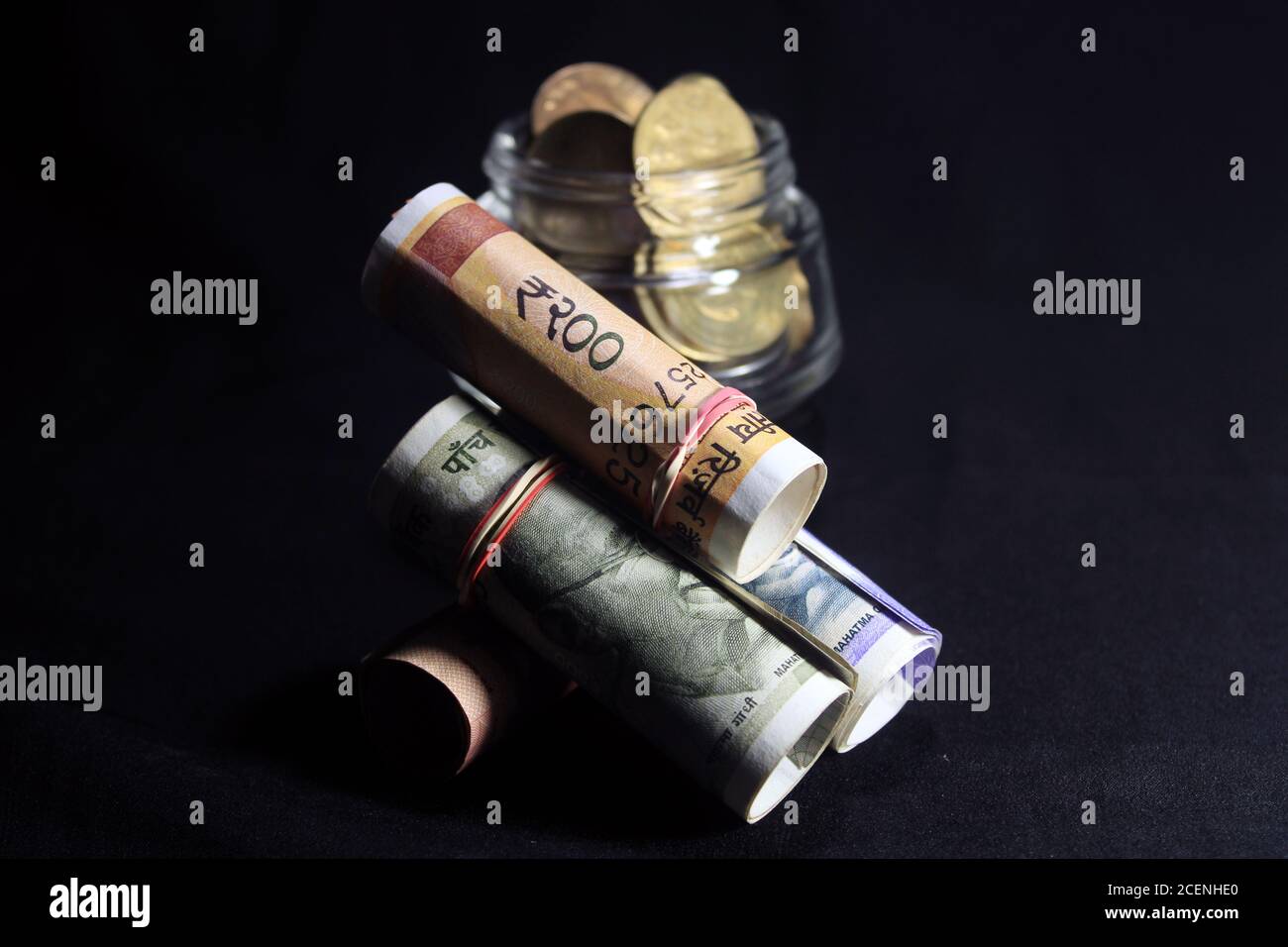 Jetzt und alte indische Währungen. 50, 100, 200, 500 Rupien-Scheine und Münzen. Indische Währung auf schwarzem Hintergrund isoliert. Stockfoto