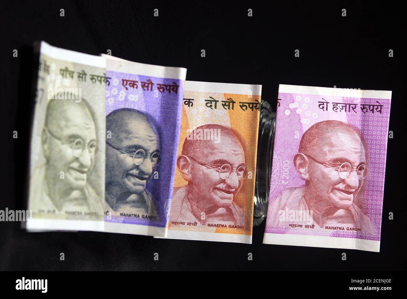 Indische Währung. 100, 200, 500 und 2000 Rupien. Indische Währung auf schwarzem Hintergrund isoliert. Stockfoto