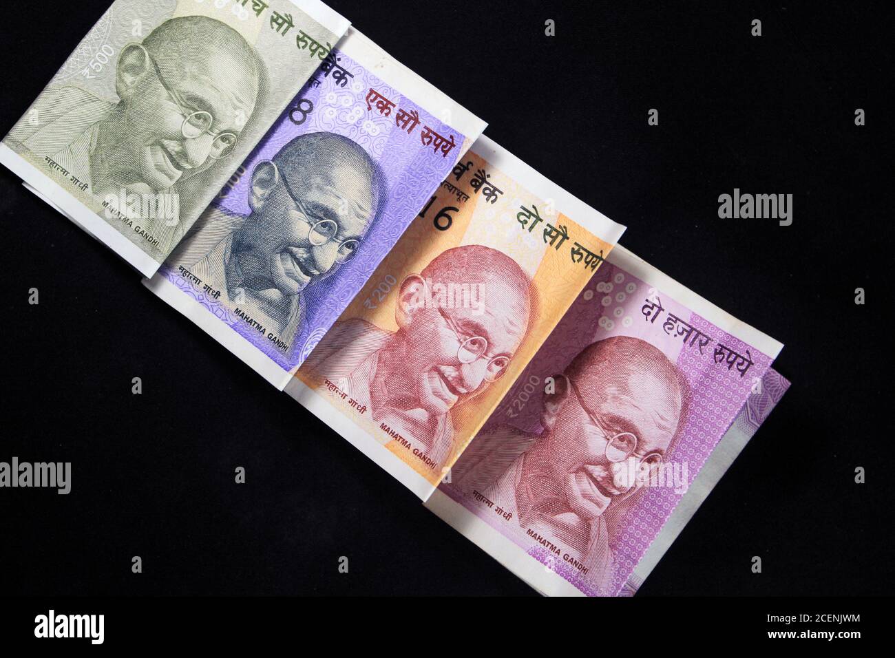 Indische Währung. 100, 200, 500 und 2000 Rupien. Indische Währung auf schwarzem Hintergrund isoliert. Stockfoto