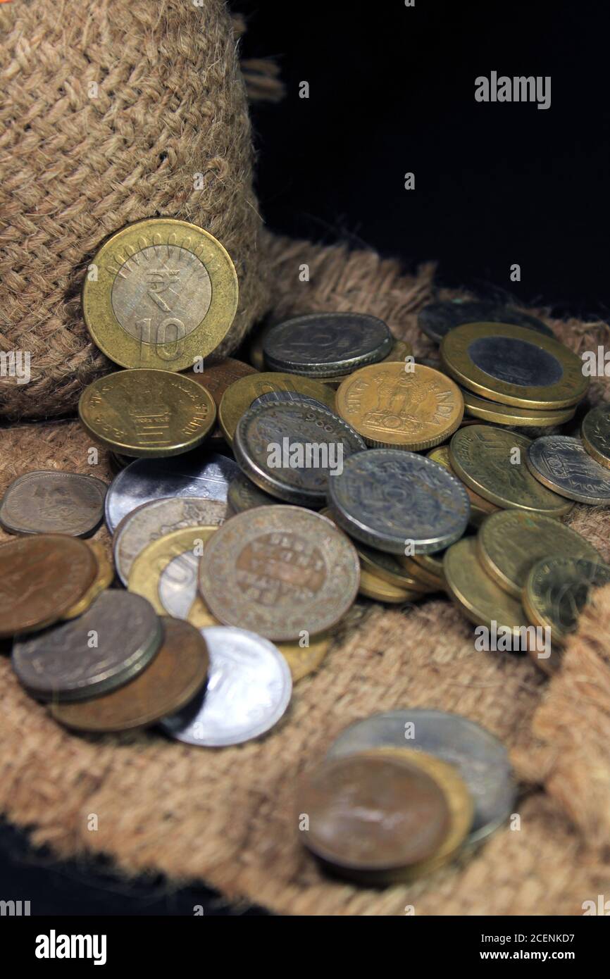Vorratsstapel von 1, 2, 5, 10 Indische Rupie Metallmünzwährung isoliert auf Sack Hintergrund. Finanz-, Wirtschafts-, Bank- und Börseninvestitionskonzept. Stockfoto