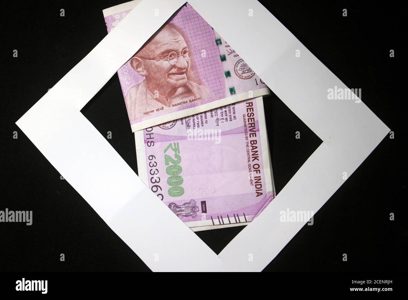 Neue indische Währung. 2000 Rupie-Note. Indische Währung auf schwarzem Hintergrund isoliert. Stockfoto