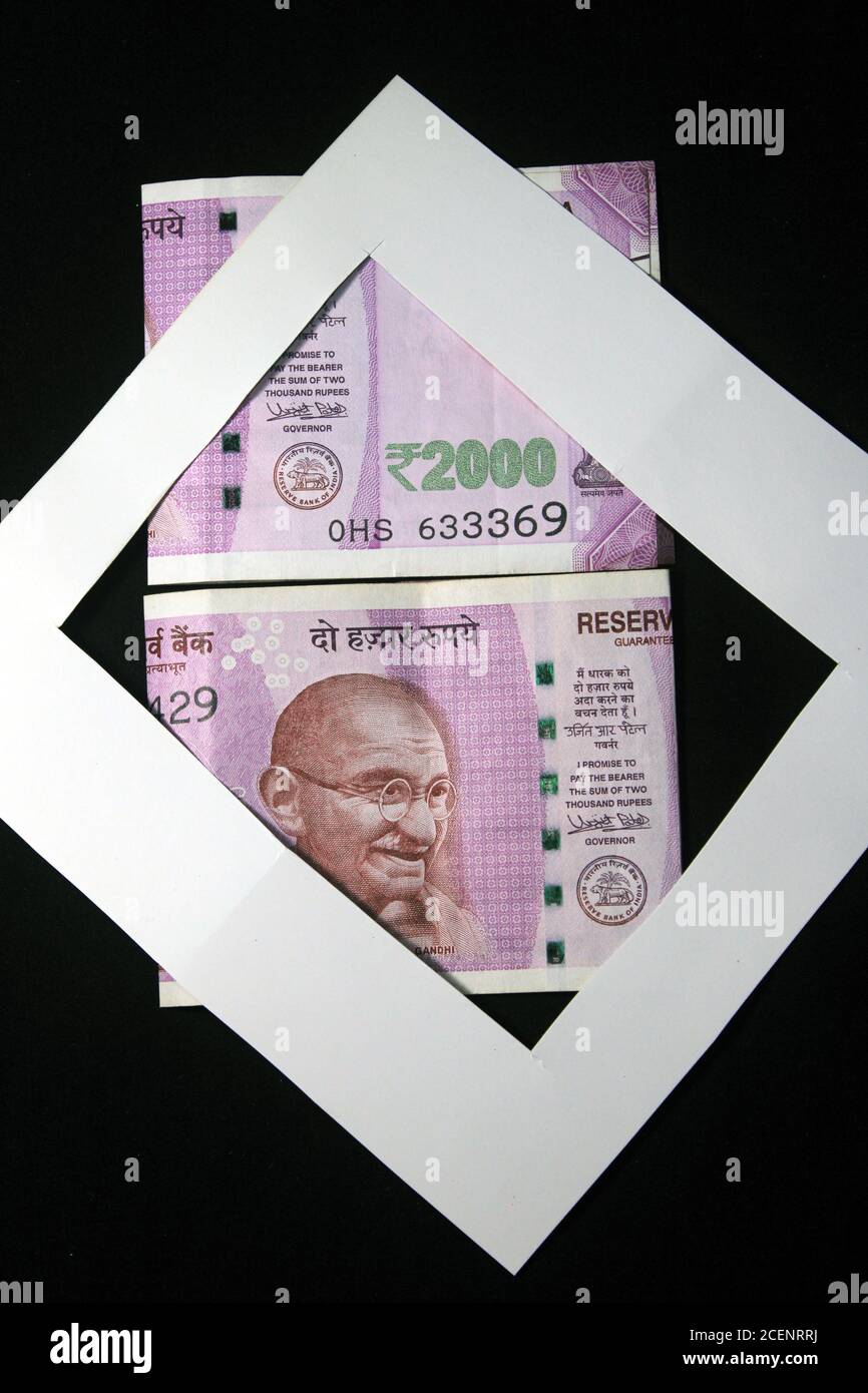 Neue indische Währung. 2000 Rupie-Note. Indische Währung auf schwarzem Hintergrund isoliert. Stockfoto