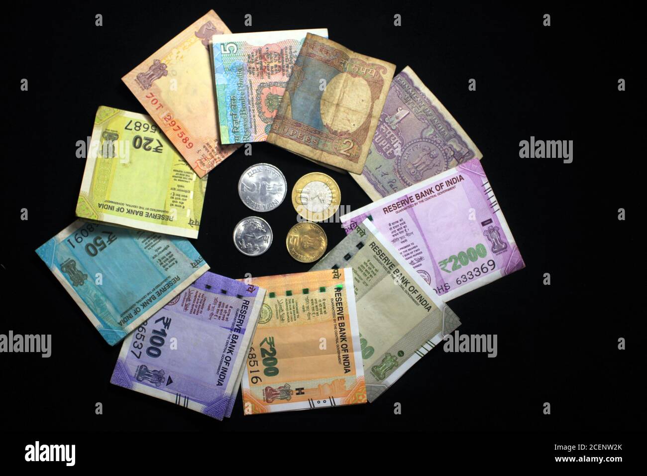 Jetzt und alte indische Währungen. 50, 100, 200, 500 Rupien-Scheine und Münzen. Indische Währung auf schwarzem Hintergrund isoliert. Stockfoto