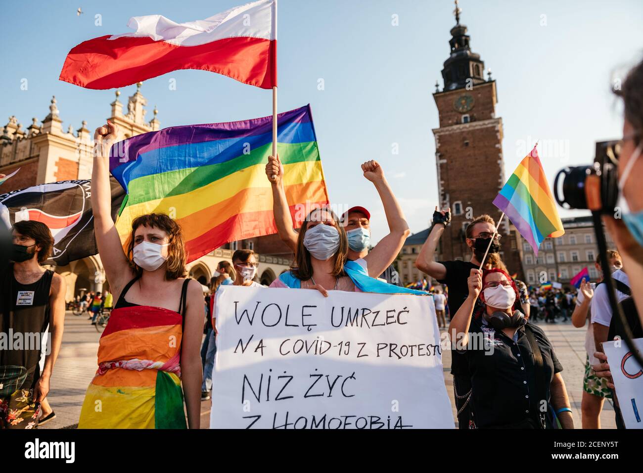 Mitglieder der LGBTQ-Gemeinschaft halten ein Plakat, auf dem steht, dass ich lieber an Covid-19 nach Protest sterbe, als vor dem marsch mit Homophobie zu leben.der jährliche Gleichstellungsmarsch, auch bekannt als Pride Parade, hat eine besonders große Anzahl von Teilnehmern angezogen, sowie zwei Gegendemonstrationen. In Polen hat sich in letzter Zeit eine heftige öffentliche Debatte zwischen Toleranz-Anhängern mit Mitte- oder Linksansichten und konservativen, nationalistischen, katholischen Rechtskreisen ereignen, die ihre Abneigung gegen die LGBT-Gemeinschaft in immer rücksichtsloser Weise zum Ausdruck bringen. Gegner der LGBT-Gemeinschaft beschuldigen mich Stockfoto