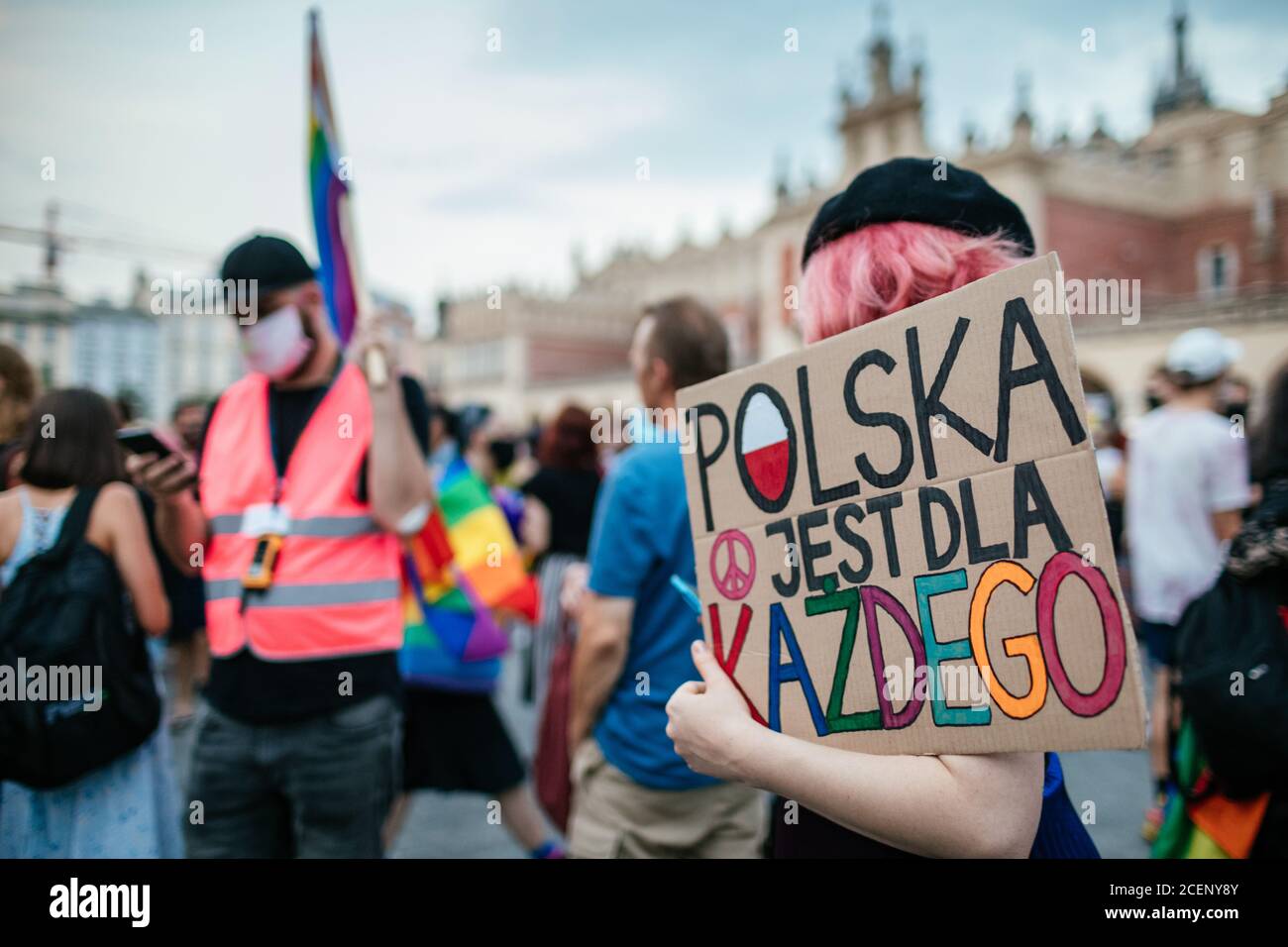 Ein Teilnehmer hält ein Plakat, auf dem steht, dass Polen für alle während des marsches ist.der jährliche Gleichstellungsmarsch, auch bekannt als Pride Parade, hat eine besonders große Anzahl von Teilnehmern angezogen, sowie zwei Gegendemonstrationen. In Polen hat sich in letzter Zeit eine heftige öffentliche Debatte zwischen Toleranz-Anhängern mit Mitte- oder Linksansichten und konservativen, nationalistischen, katholischen Rechtskreisen ereignen, die ihre Abneigung gegen die LGBT-Gemeinschaft in immer rücksichtsloser Weise zum Ausdruck bringen. Gegner der LGBT-Gemeinschaft werfen ihr vor, sie habe versucht, eine moralische Revolution durchzuführen. Die in Favou Stockfoto