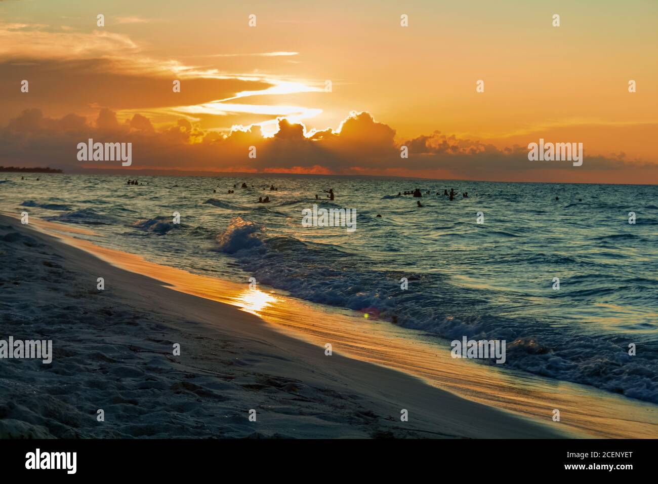 Sonnenuntergang am Strand Stockfoto