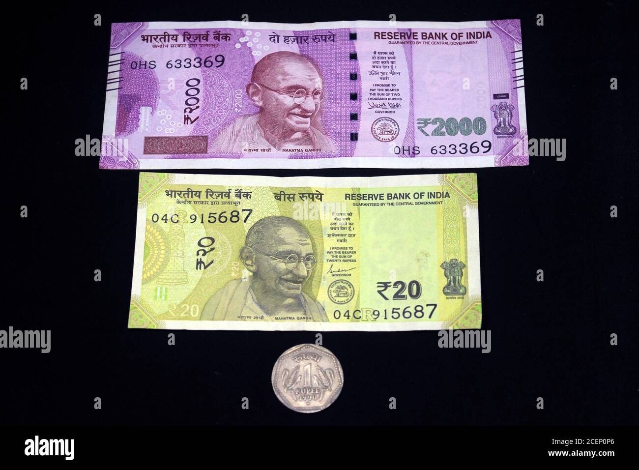 Indisches Geld mit 2021 Neujahr Konzept auf schwarzem Hintergrund. Konzept des neuen Jahres 2021 mit indischer Währung. Indische Währungen auf schwarzem Hintergrund. Stockfoto