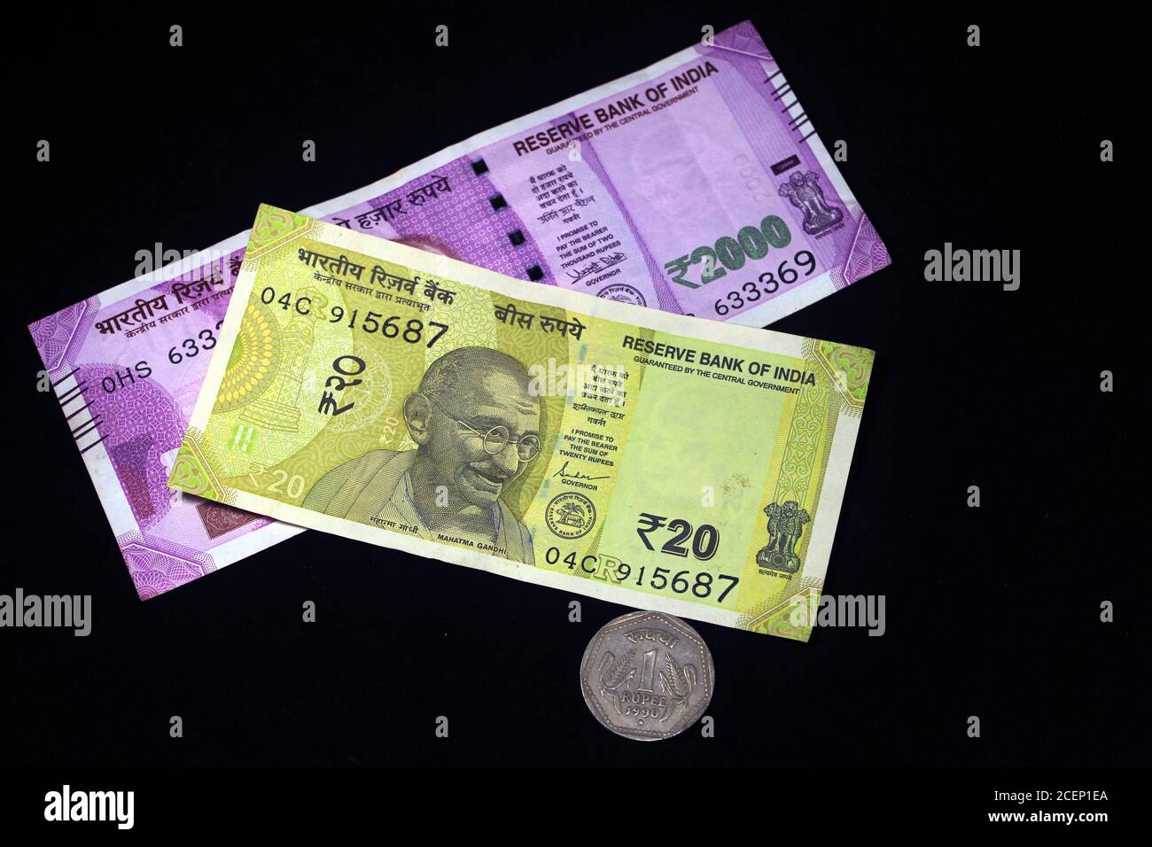 Indisches Geld mit 2021 Neujahr Konzept auf schwarzem Hintergrund. Konzept des neuen Jahres 2021 mit indischer Währung. Indische Währungen auf schwarzem Hintergrund. Stockfoto