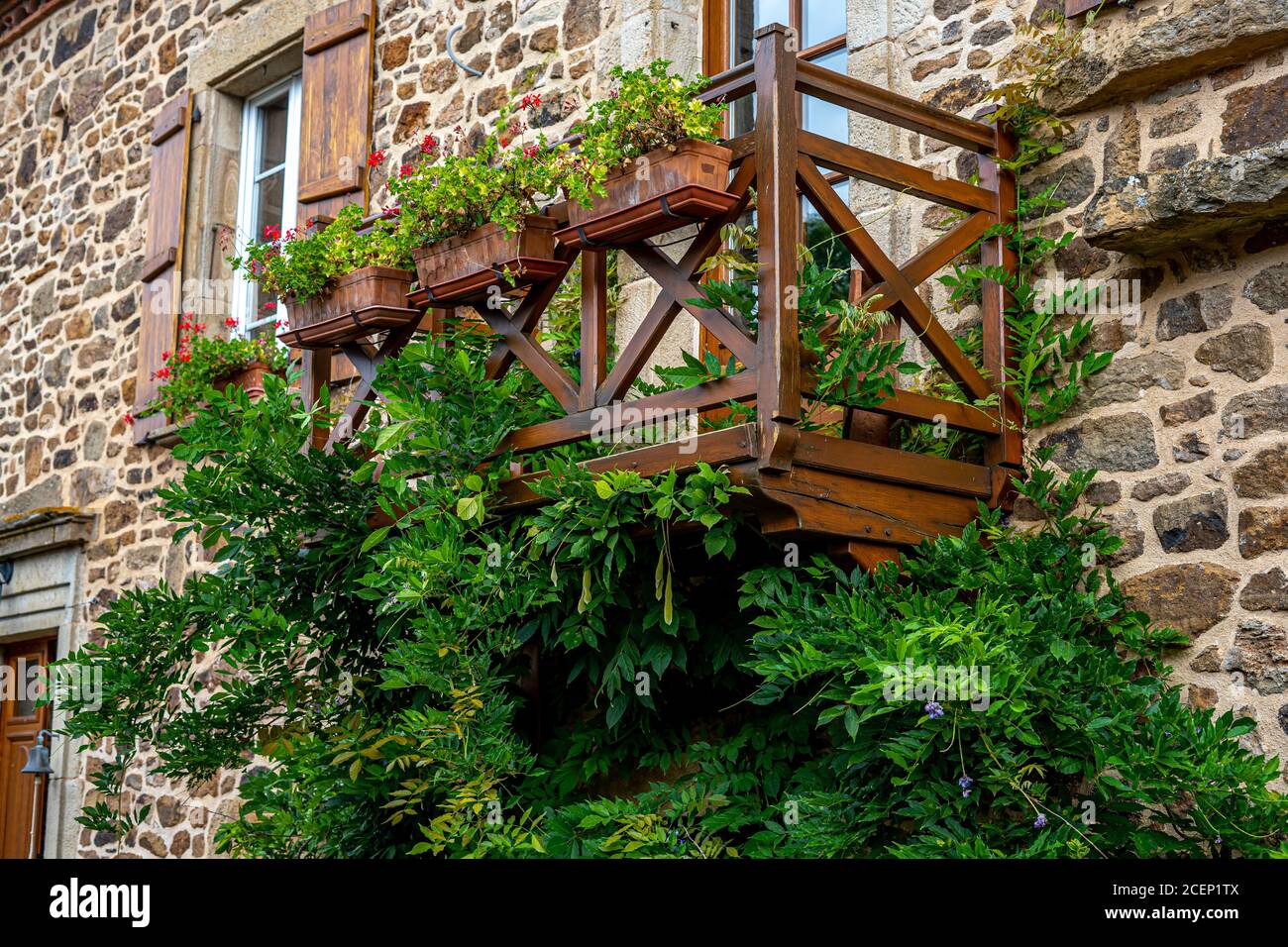 Traditionelle Architektur Steinhaus In Franz sisch Dorf Fenster Balkon traditionelle-architektur-steinhaus-in-franz-sisch-dorf-fenster-balkon