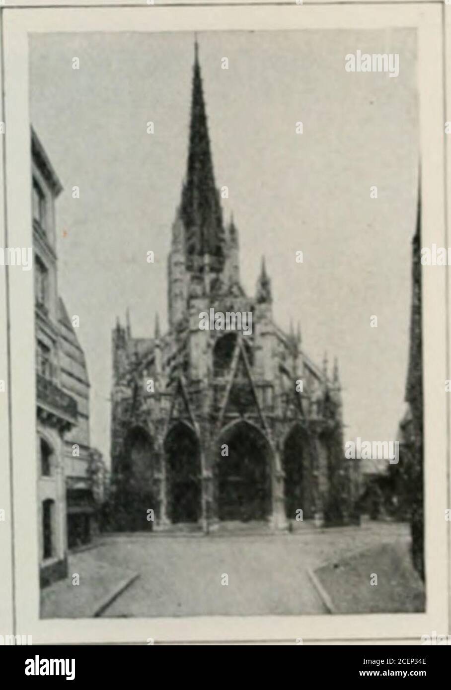 . Kunst in Frankreich. Sand der Portail de la Calende, die monumentale Dekorationzu den beiden Extremitäten des Querschiffs geben, die Lady Chapel, die m-faltet die Tiefe der Apsis, und schließlich die enorme Spue, die die Laterne überragt. Die Kathedralen links unvollendet an der verlieren des dreizehnten Jahrhunderts werenot jedoch verlassen. Aber der Baumeister, der die Arbeit wieder aufgenommen hat, hat sich wenig mit den Inten des ursprünglichen Architekten beschäftigt. Henever identifizierte sich mit der initialdesign; sein Interesse wurde auf den Teil, auf dem er arbeitete, Fassade, Turm, Turm, Veranda oder Kapelle beschränkt. Stockfoto