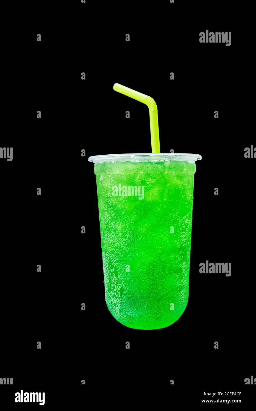Grüne Traubennatron Süßwasser isoliert auf einer schwarzen Farbe Hintergrund Stockfoto