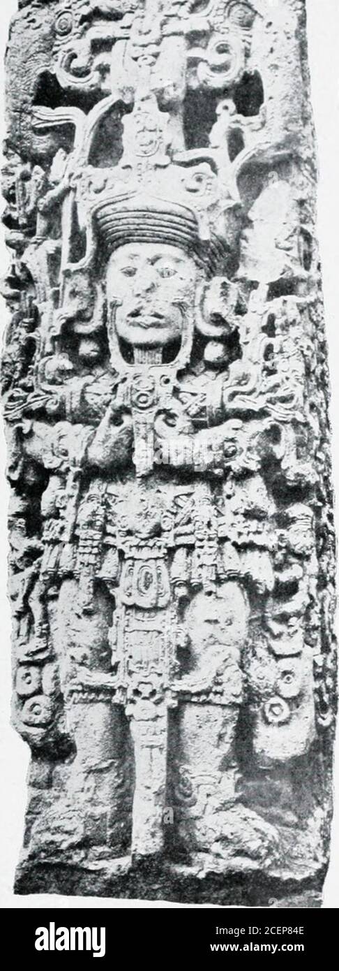 . Die Entwicklung des Drachen. Feige. I8.-(a) die archaische ägyptische Schiefer-Palette von Narmer zeigt, vielleicht, DIE frühesten DESIGN VON Hathor (an DEN OBEREN ECKEN OK DIE Palette) ASA FRAU MIT KÜHEN HÖRNER UND OHREN (VERGLEICHEN FLINDERS Petrie, die königlichen Gräber der ersten Dynastie, Teil I, igoo, Platte XXVII, Feige. L 71, S. DER PHARAO TRÄGT EINEN GÜRTEL, AUS DEM VIER KUH-HEADEDHATHOR-FIGUREN AN STELLE DER KAURI-AMULETTE PRIMITIVERER VÖLKER AUFGEHÄNGT SIND. Dies bestätigt die Ansicht, dass Hathor die Funktionen ANNAHM, DIE URSPRÜNGLICH DER KAURISCHALE zugeschrieben wurden. {b) die Könige sporran, wo Ha Stockfoto