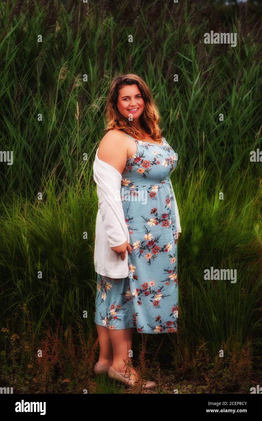 Vollbusige frauen -Fotos und -Bildmaterial in hoher Auflösung – Alamy