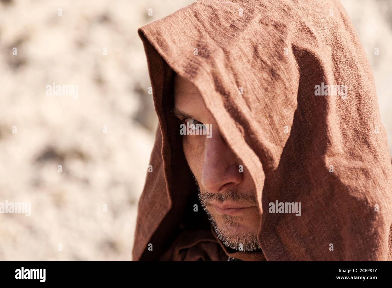 Umeå, Norrland Schweden - 14. August 2020: Porträt eines Mannes, der Jedi-Rolle im Cosplay spielt Stockfoto