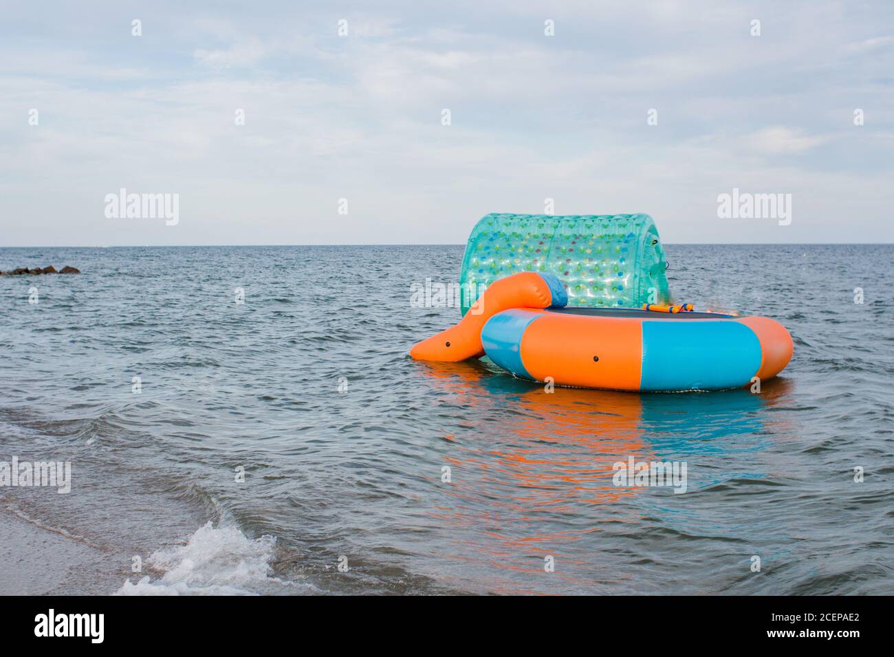 Ein Trampolin auf dem Wasser am Meer Stockfotografie - Alamy