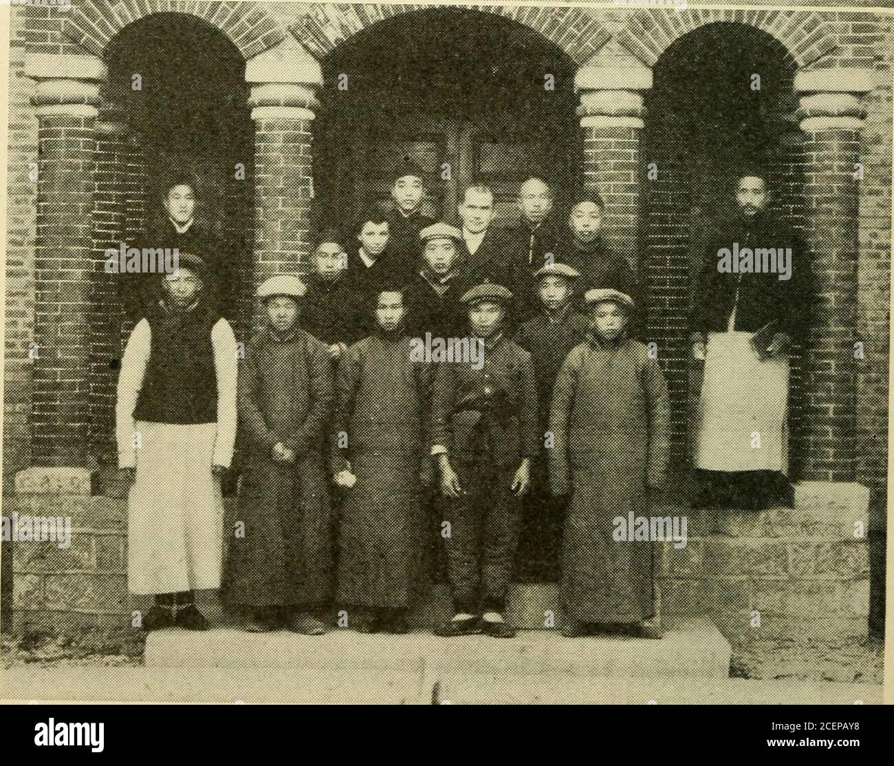 . Fünfzig Jahre in China: Ein Bericht über die Geschichte und die Bedingungen in China und der Missionen der Presbyterianischen Kirche in den Vereinigten Staaten gibt von 1867 bis heute. (i) Boys High School, Hsuchoufu; (2) Dr. und Frau A. A.McFadyen und chinesische Assistenten, Hsuchoufu. GENESIS DER MISSIONARISCHEN INSTITUTIONEN I4I Religion und Politik. – Orientalische Völker mischen mehr Religion und Politik als Amerikaner. Chinesische Statepaper von Alters her wurden mit Appellen an den hohen Himmel und an die moralische Gesinnung der Menschheit interjectedwith. Proklamationen von chinesischen Beamten postedin die Stadttore, und o Stockfoto