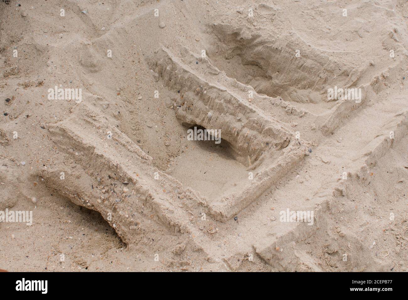 Sandburg mit Brücke am Strand Stockfoto