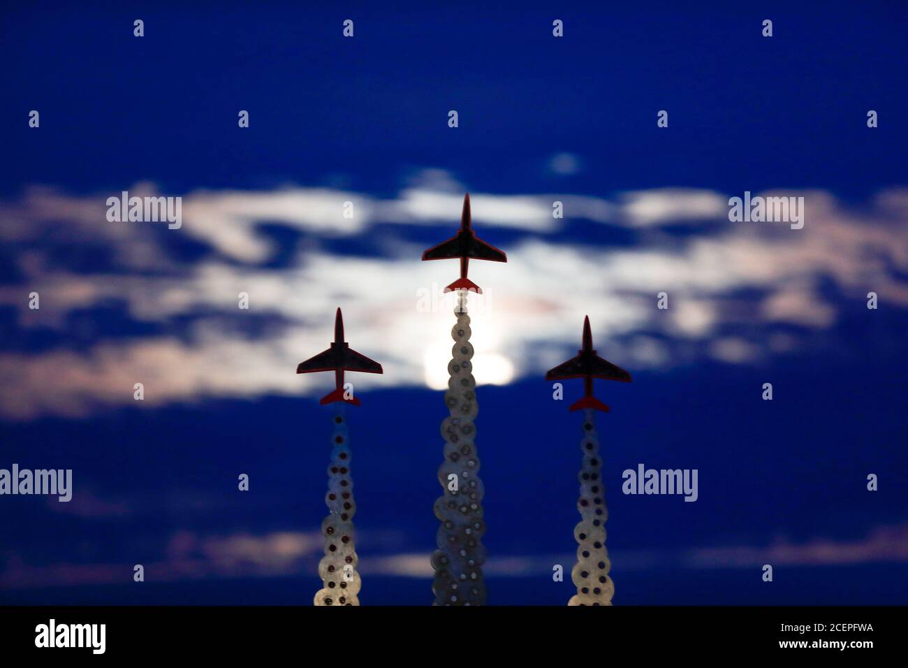 Bournemouth, Großbritannien. September 2020. Flieg mich zum Mond. Der September-Vollmond, manchmal auch als Maismond bezeichnet, abgebildet hinter der Red Arrows Memorial Sculpture auf der Klippe von Bournemouth in Dorset. Quelle: Richard Crease/Alamy Live News Stockfoto