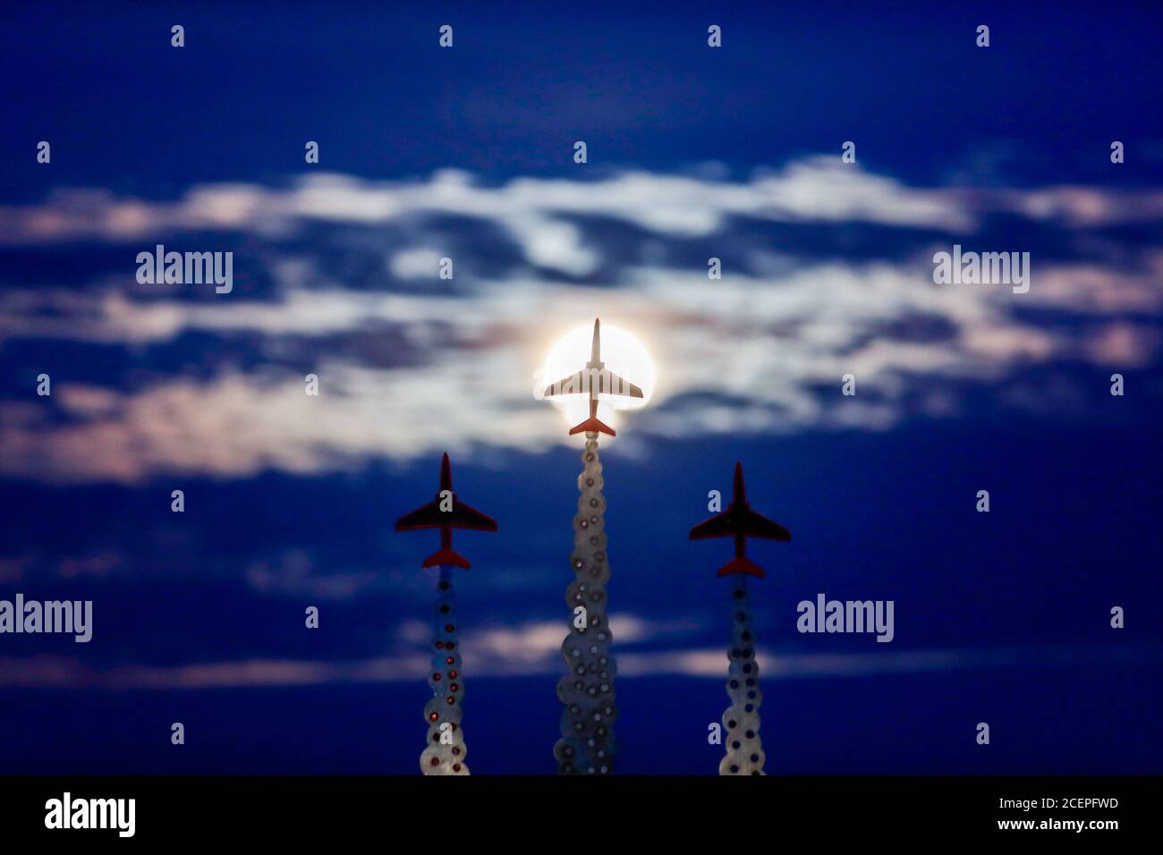 Bournemouth, Großbritannien. September 2020. Flieg mich zum Mond. Der September-Vollmond, manchmal auch als Maismond bezeichnet, abgebildet hinter der Red Arrows Memorial Sculpture auf der Klippe von Bournemouth in Dorset. Quelle: Richard Crease/Alamy Live News Stockfoto